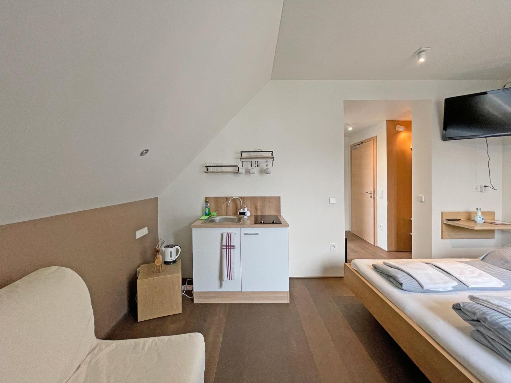 Modernes & Gepflegtes Hotelzimmer Mit Kueche! Bernstadt  Exterior foto